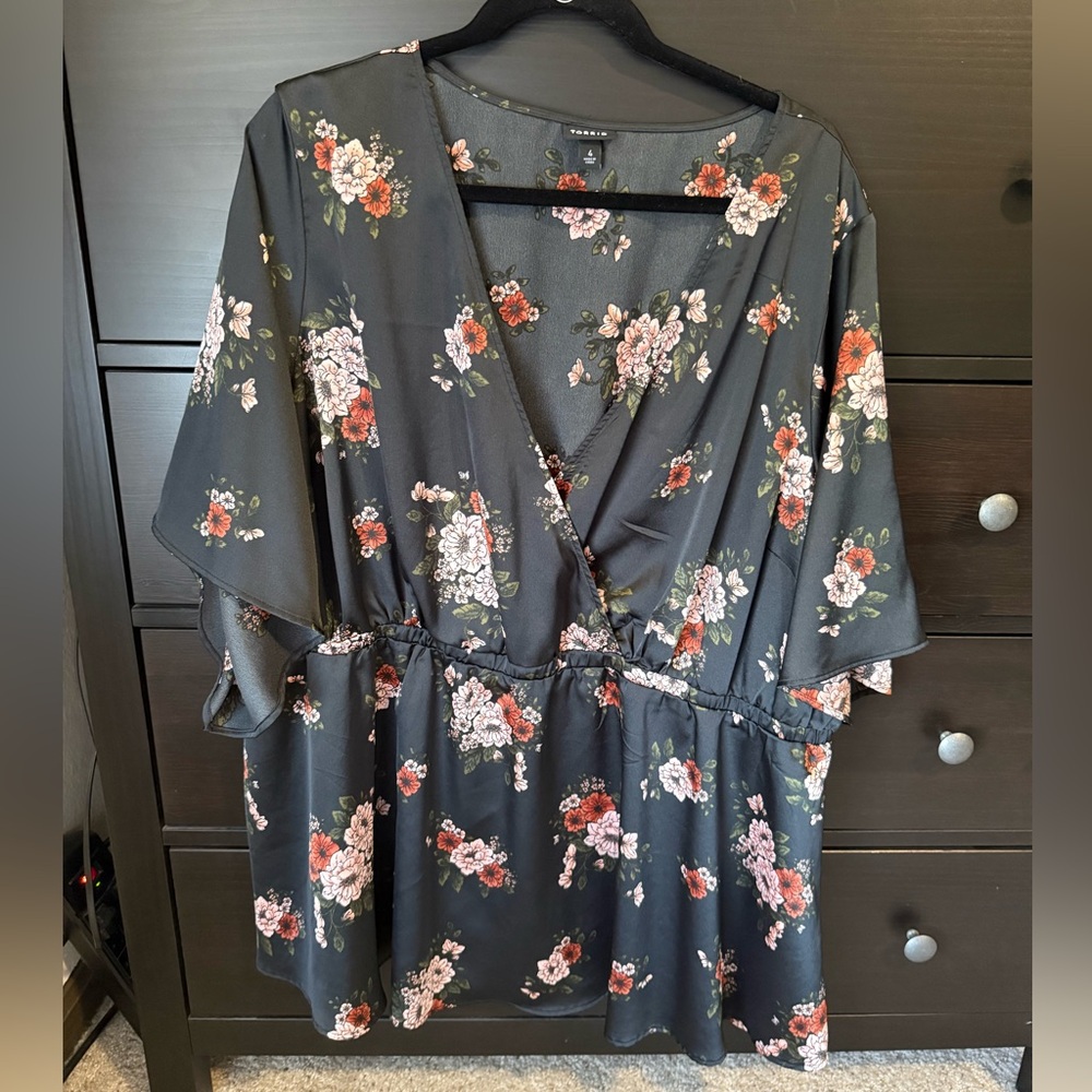 Torrid Red Floral Black Kimono Style Blouse size 4